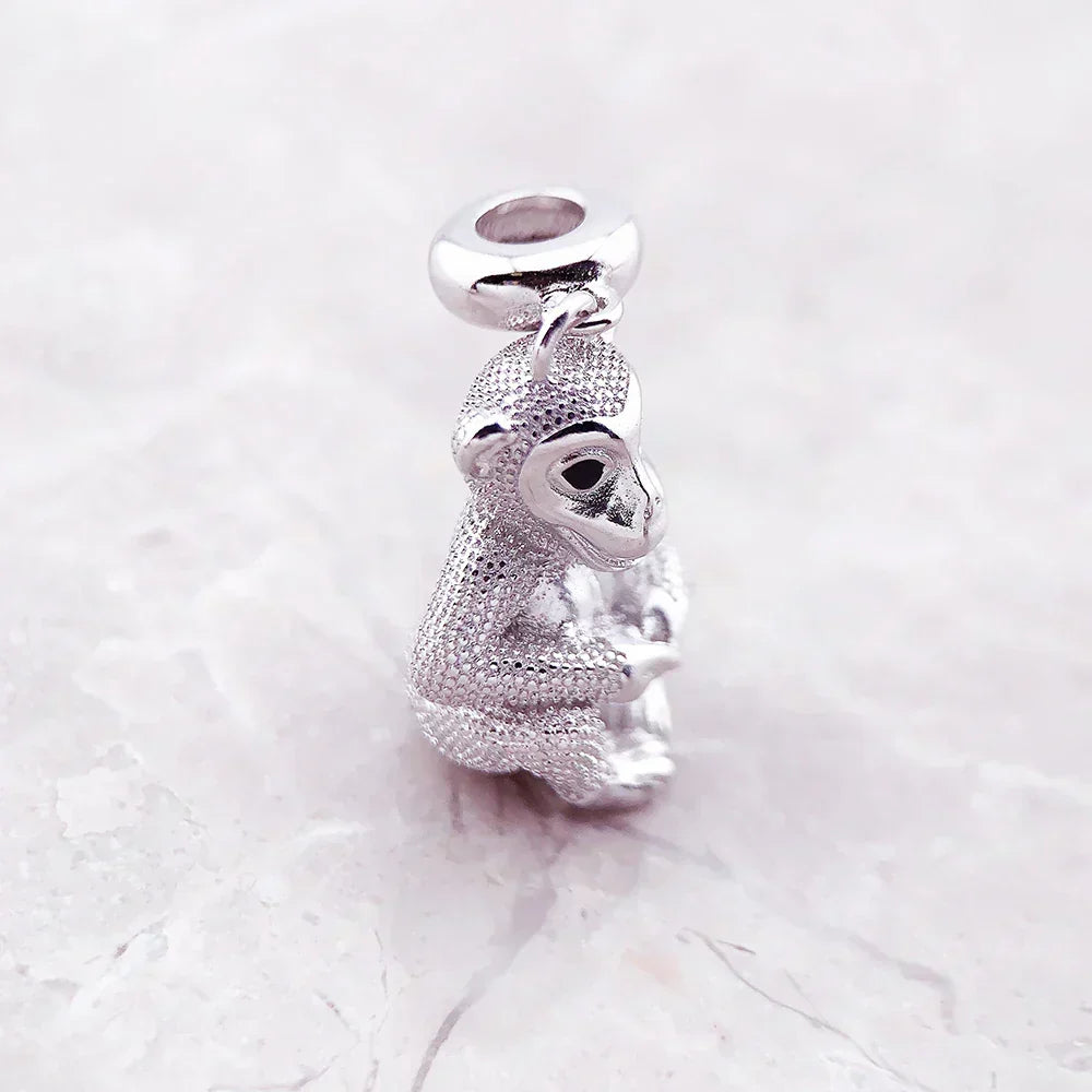 Collar de plata con mono