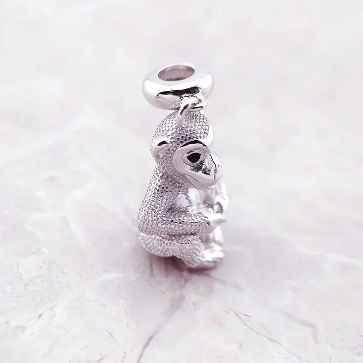 Collar de plata con mono