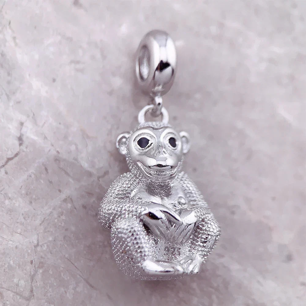 Collar de plata con mono