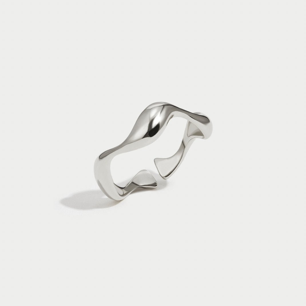 Anillo plateado ondulado