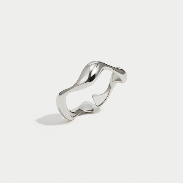 Anillo plateado ondulado