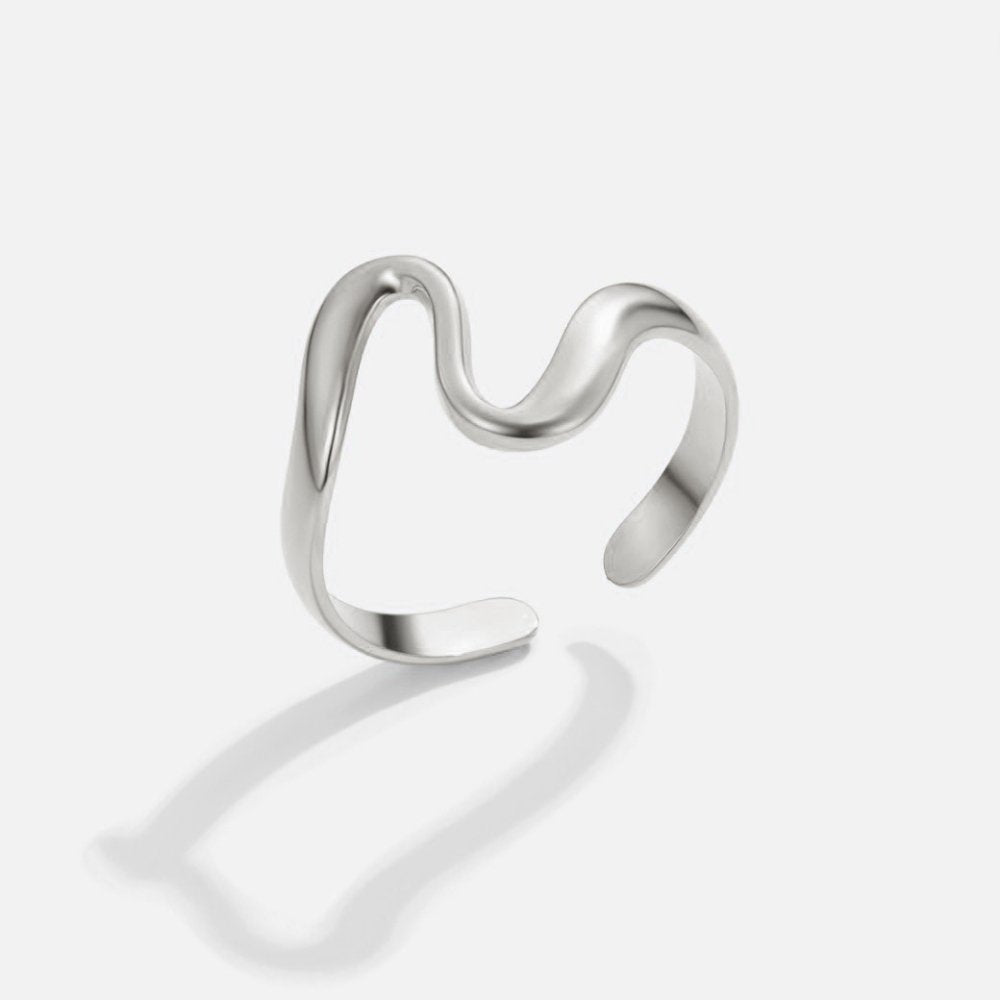 Anillo plateado ondulado