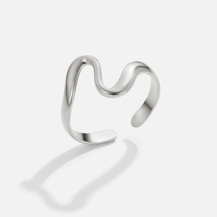Anillo plateado ondulado