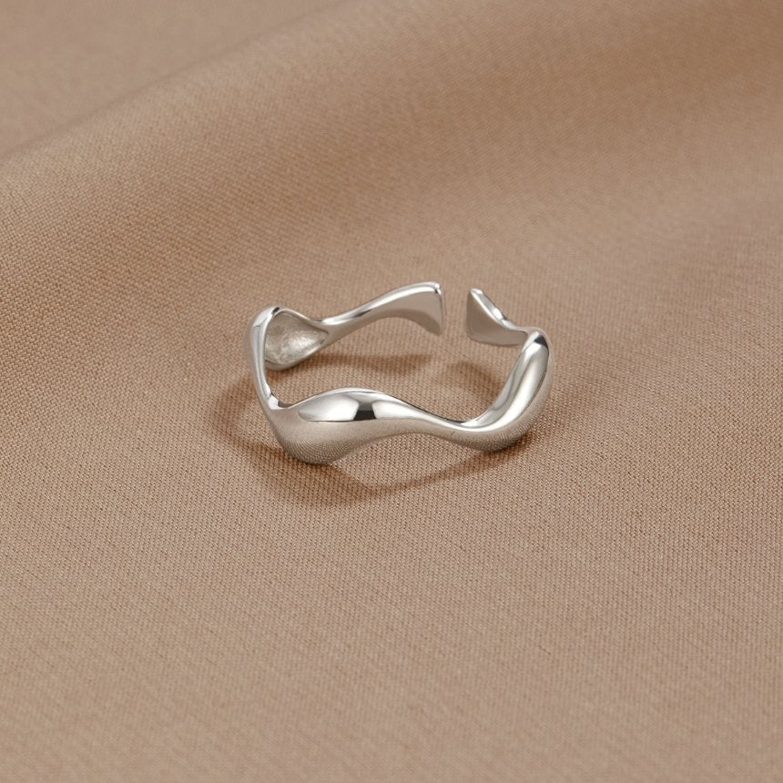 Anillo plateado ondulado