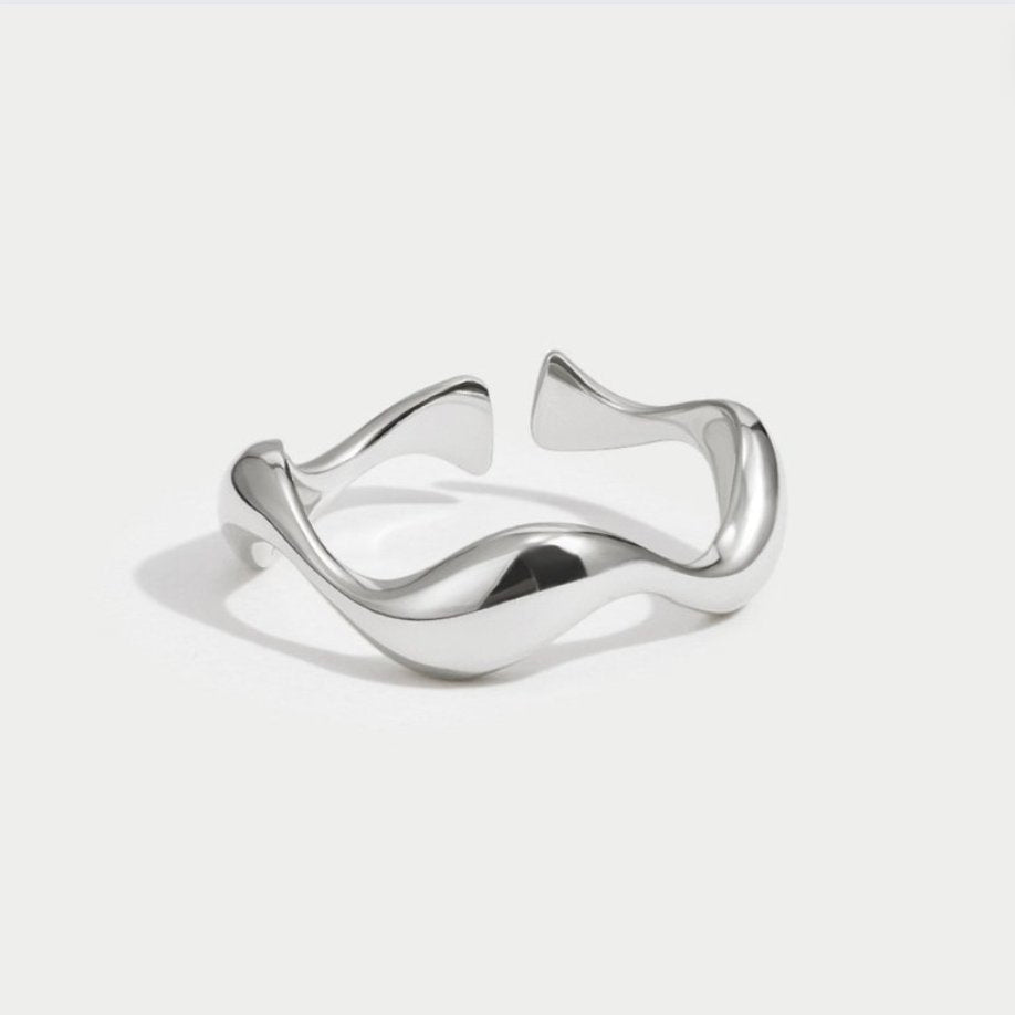 Anillo plateado ondulado