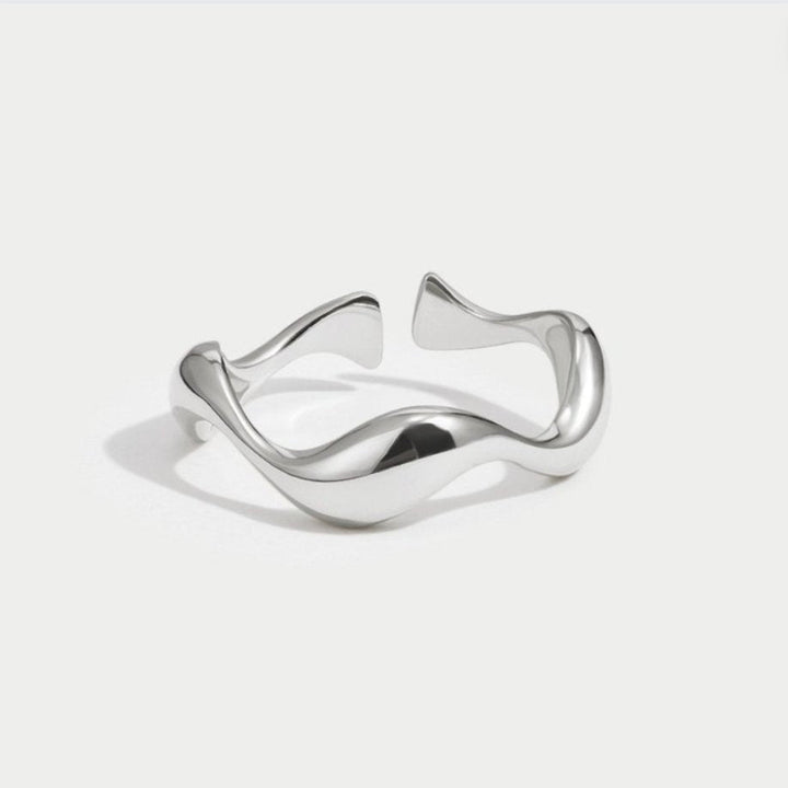 Anillo plateado ondulado