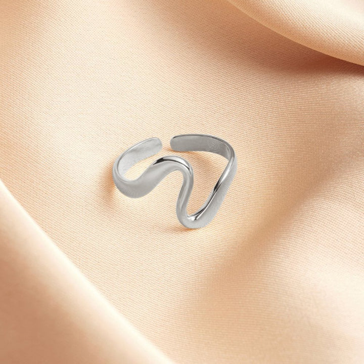 Anillo plateado ondulado