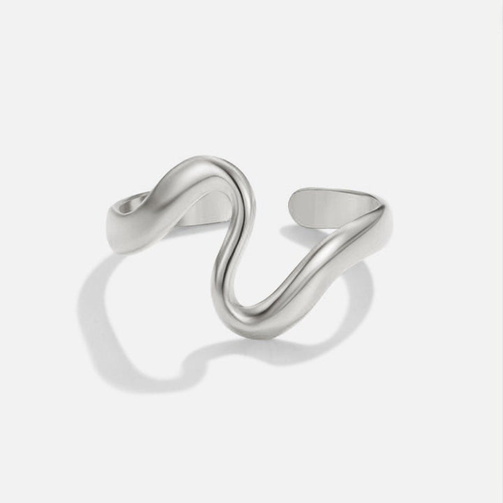 Anillo plateado ondulado