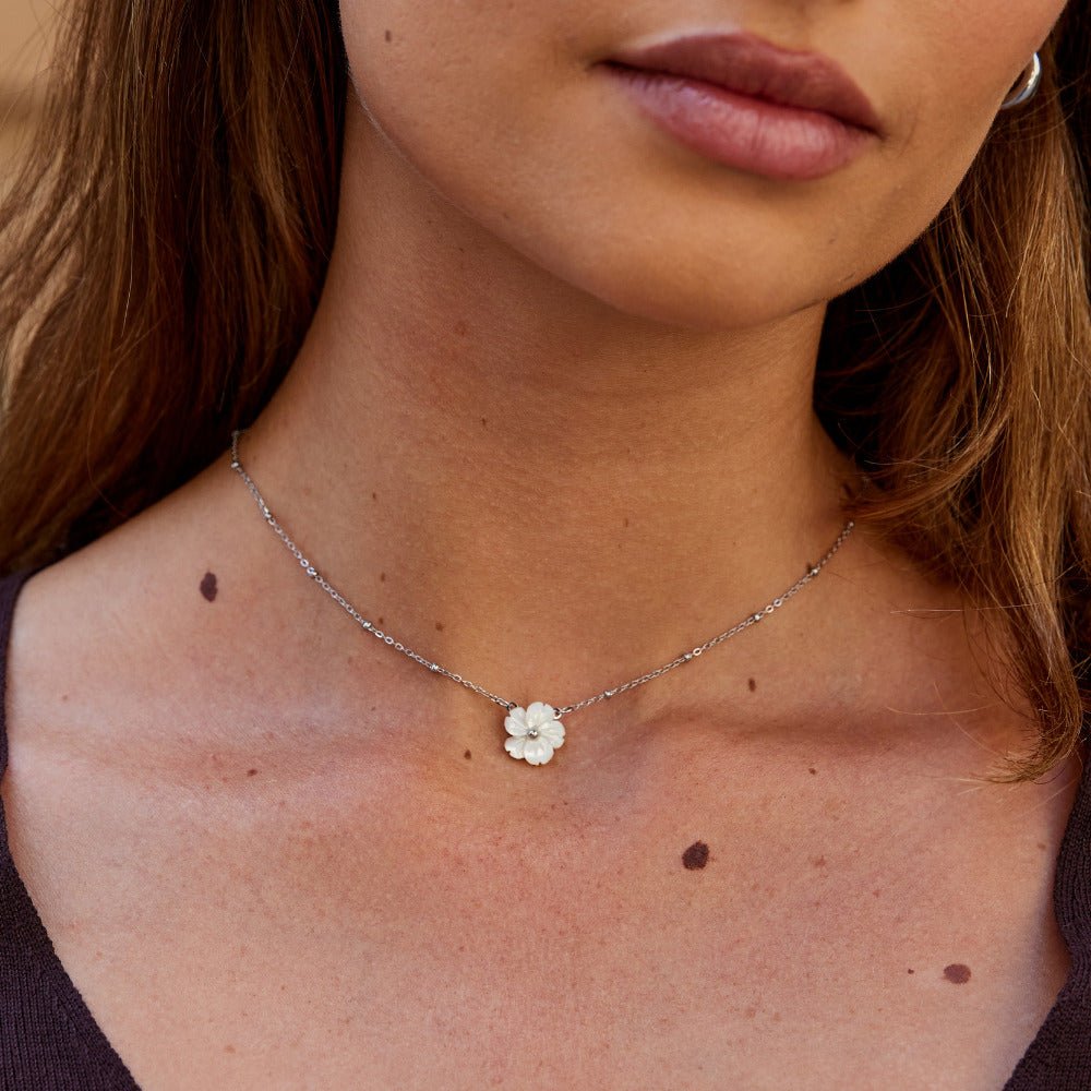 Collar floral blanco y plateado