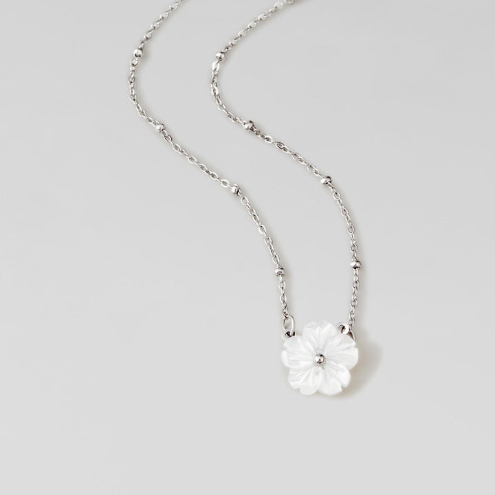 Collar floral blanco y plateado
