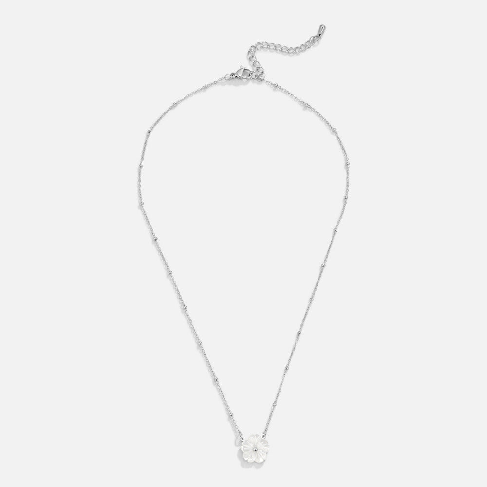 Collar floral blanco y plateado