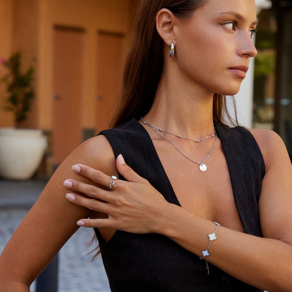 Anillo plateado floral