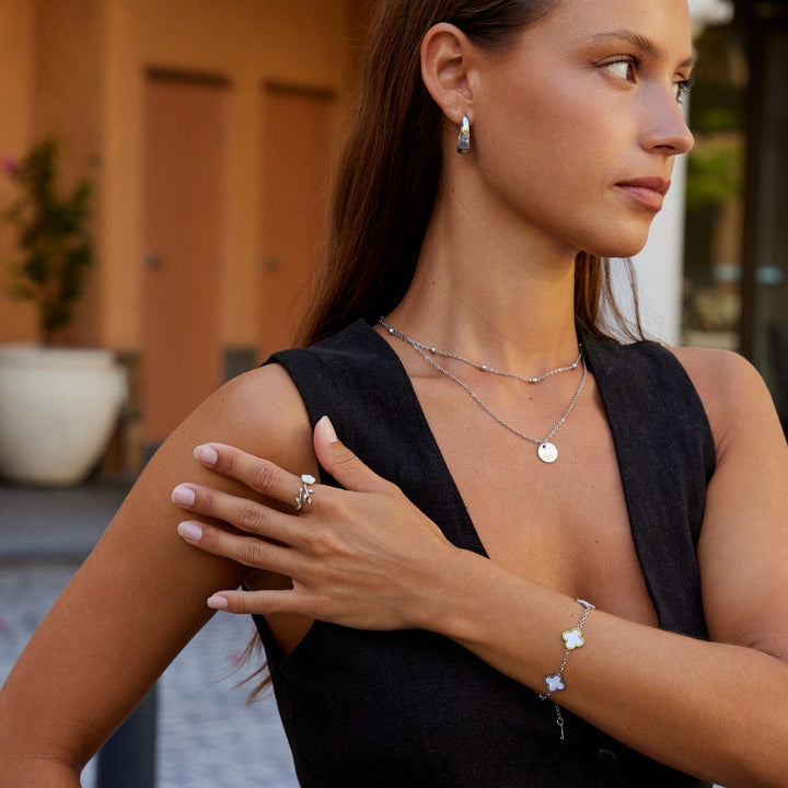 Anillo plateado floral