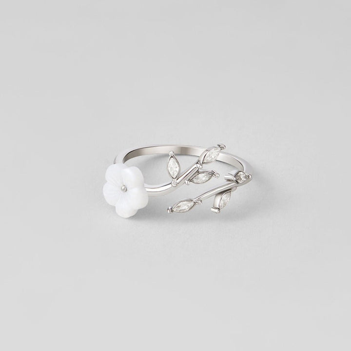 Anillo plateado floral