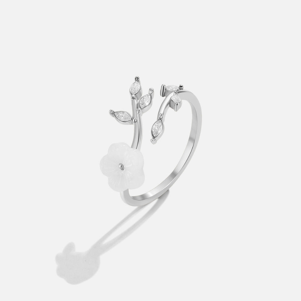 Anillo plateado floral