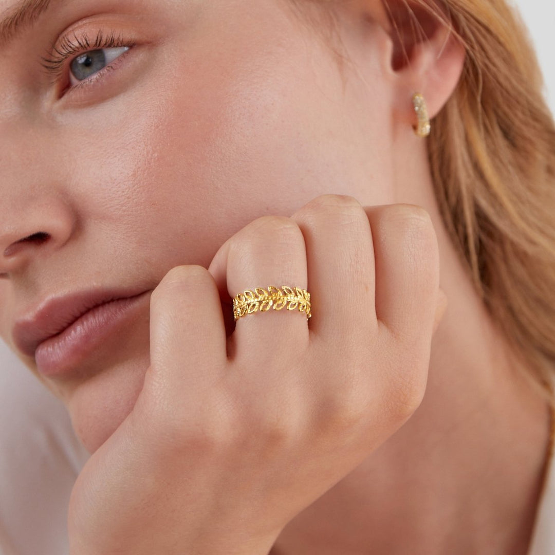 Anillo hojas verano motivo floral