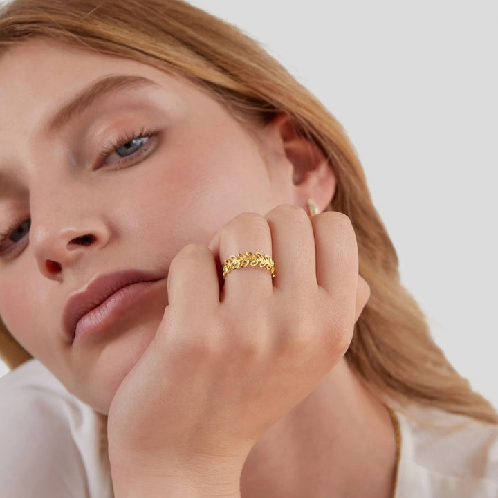 Anillo hojas verano motivo floral