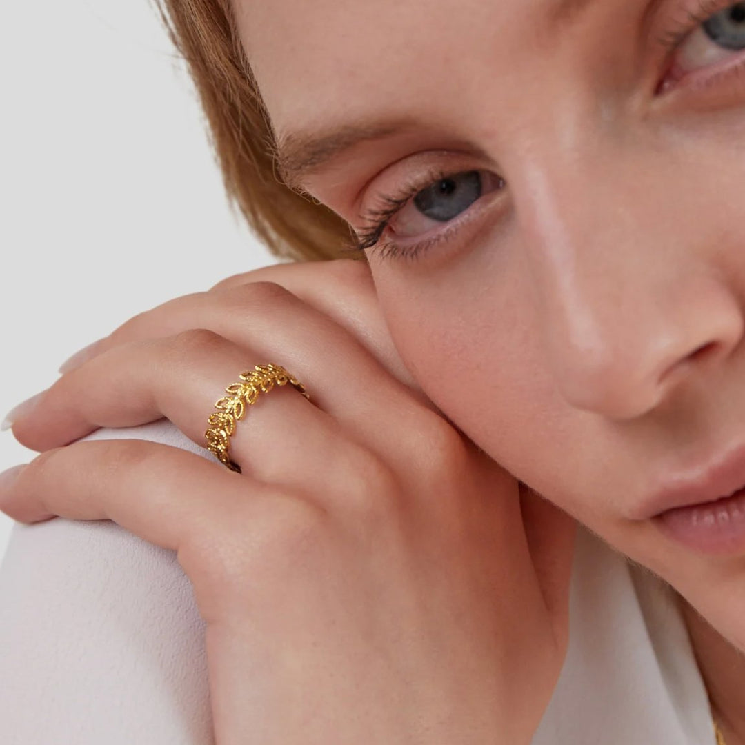 Anillo hojas verano motivo floral