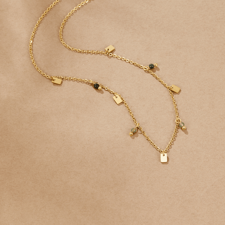 Collar dorado Tara con gota cuadrada