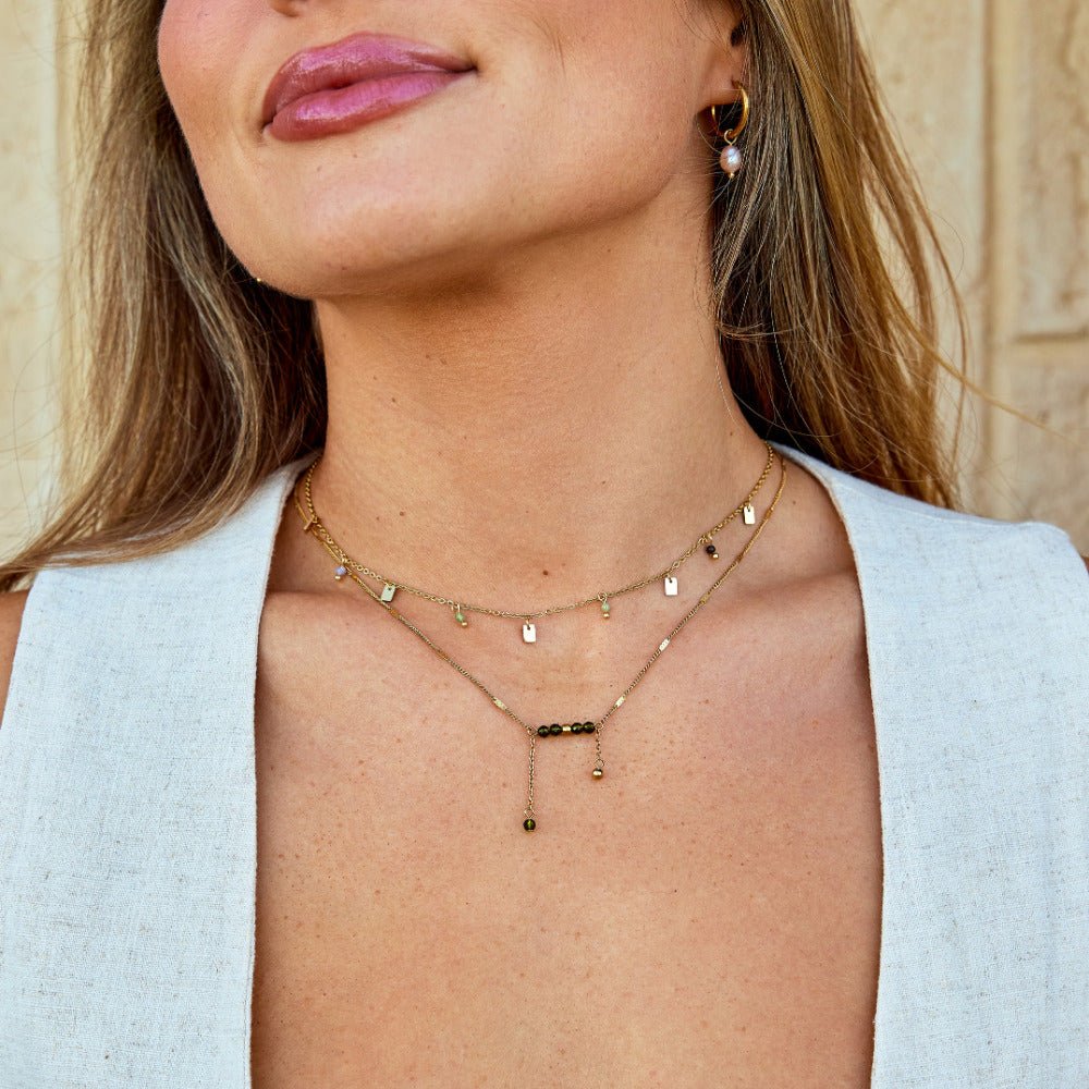 Collar dorado Tara con gota cuadrada