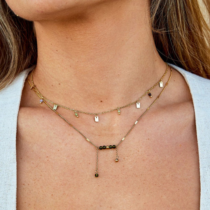 Collar dorado Tara con gota cuadrada