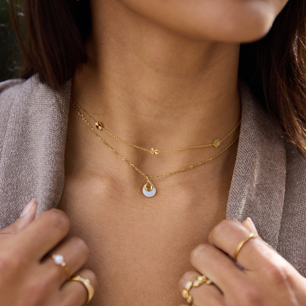 Collar Tiffany con colgante de piedra blanca