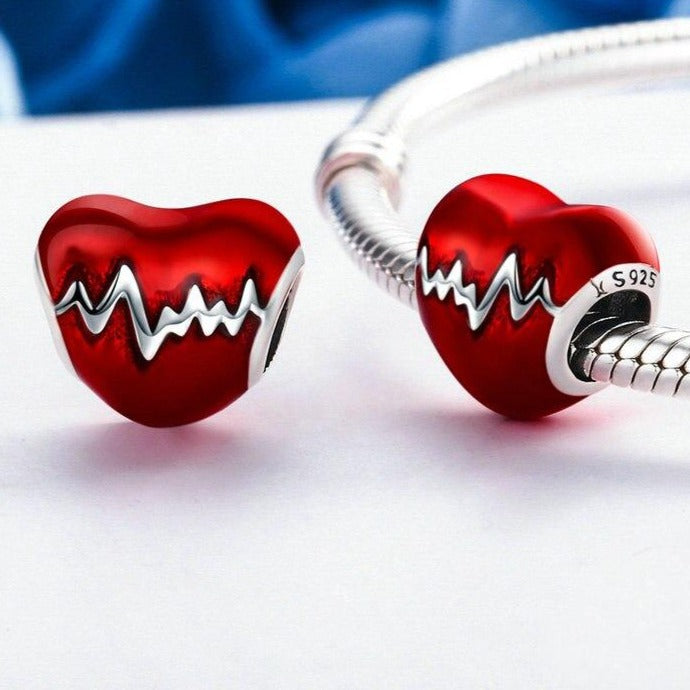 Pequeño colgante en forma de corazón rojo