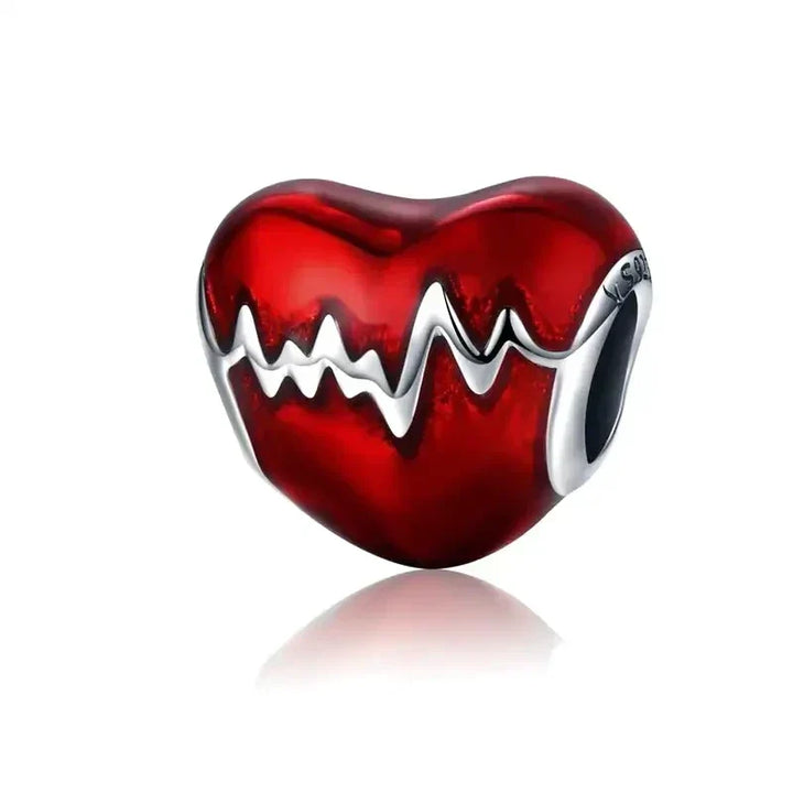 Pequeño colgante en forma de corazón rojo