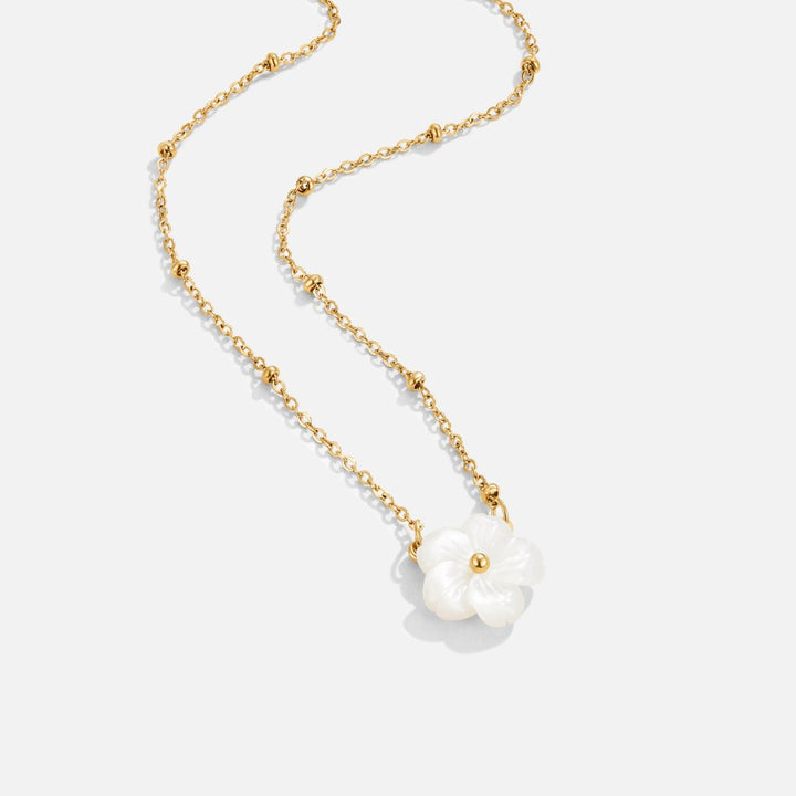 Collar de flores blancas
