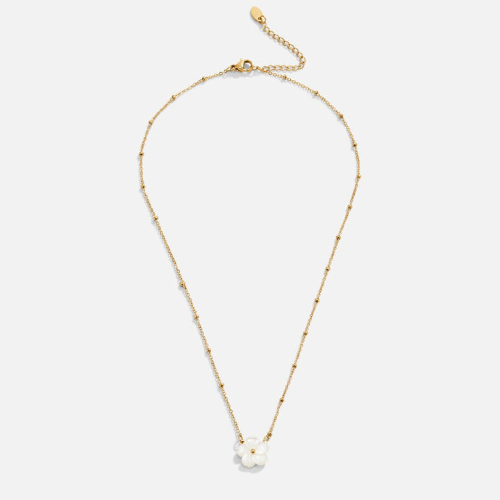 Collar de flores blancas