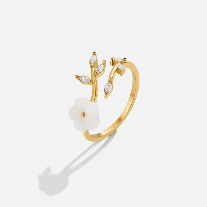 Anillo blanco floral