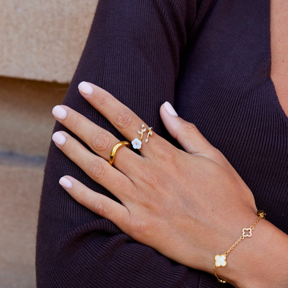 Anillo blanco floral