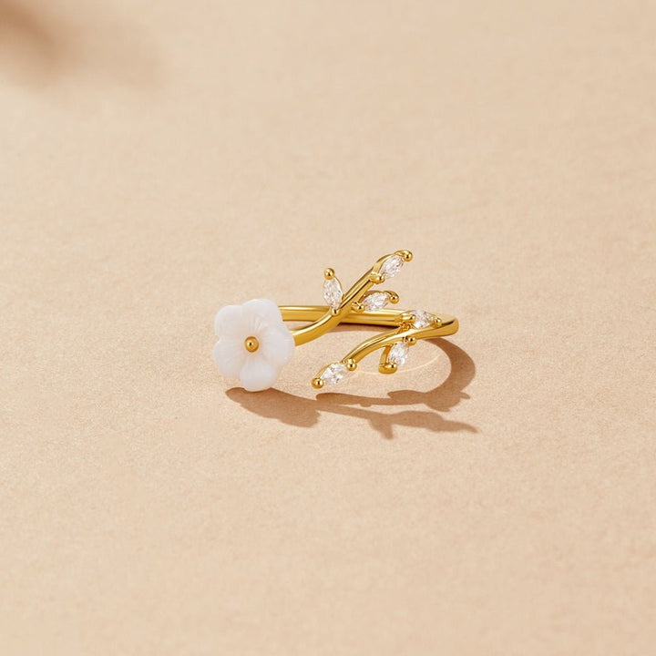Anillo blanco floral