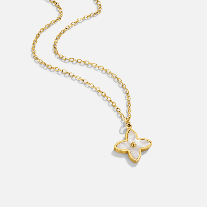 Collar de pétalos de flores blancas