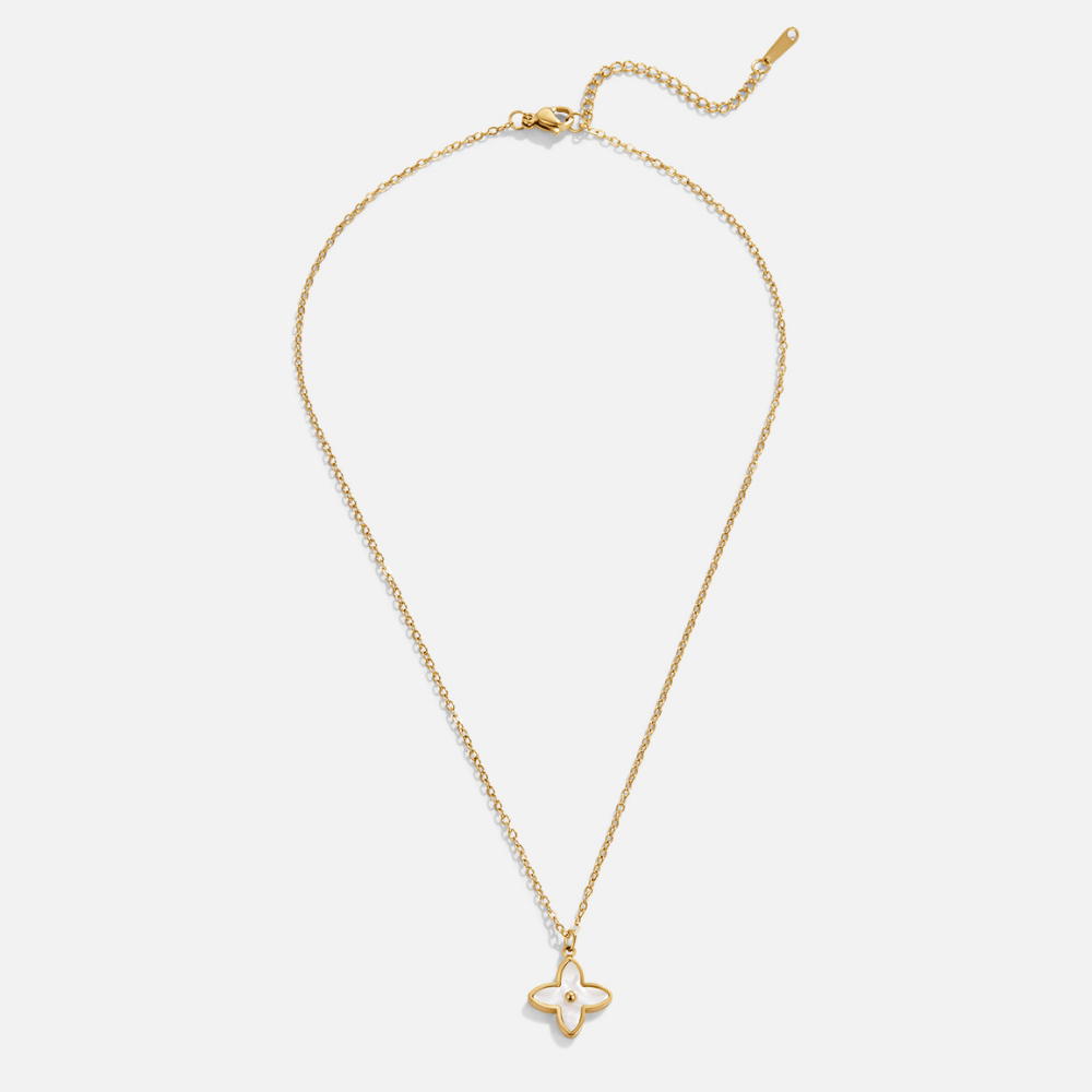 Collar de pétalos de flores blancas