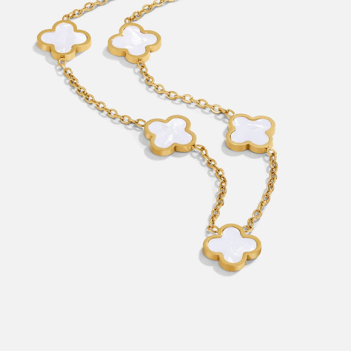 Collar de flores con trébol blanco