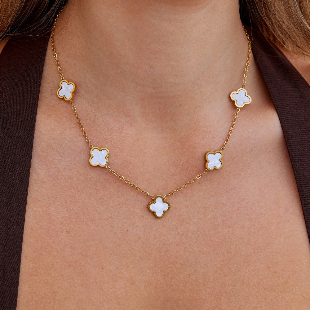 Collar de flores con trébol blanco