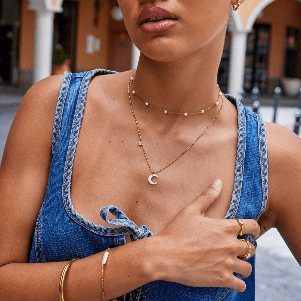 Collar con colgante de luna blanca