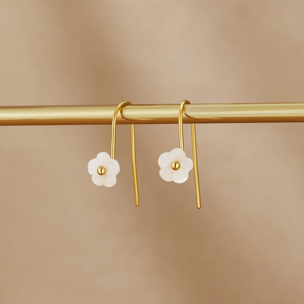 Pendientes florales blancos