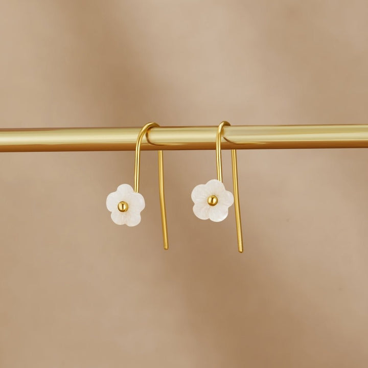 Pendientes florales blancos