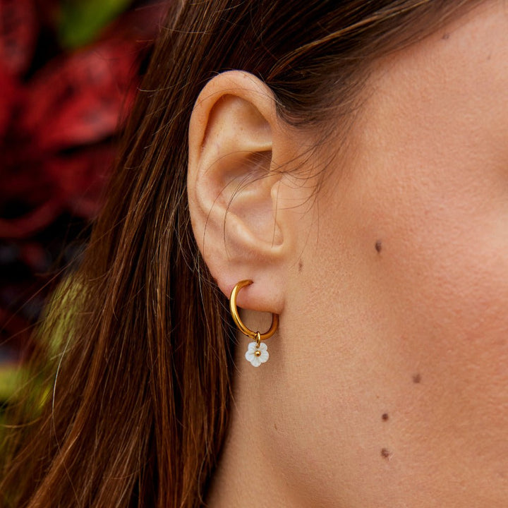 Pendientes florales blancos de concha