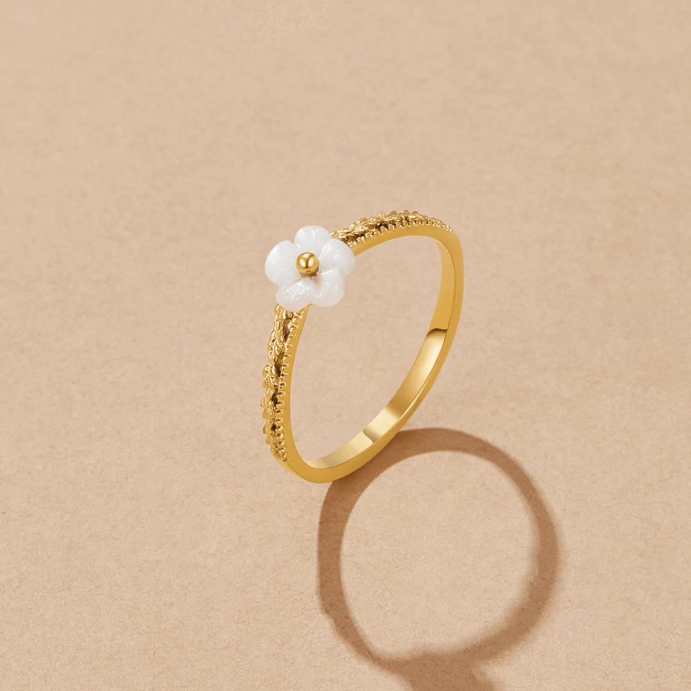 Anillo blanco floral concha