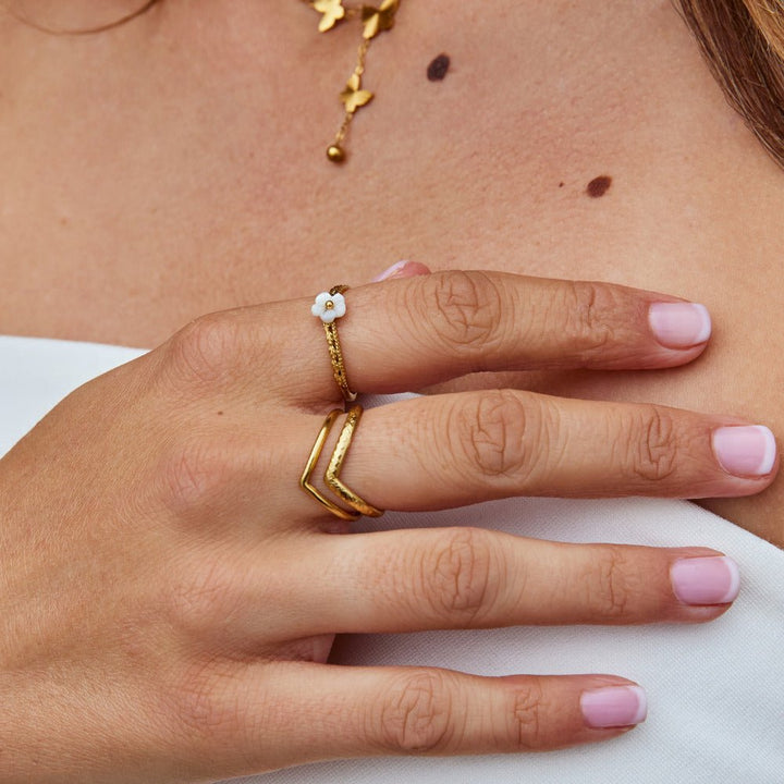 Anillo blanco floral concha