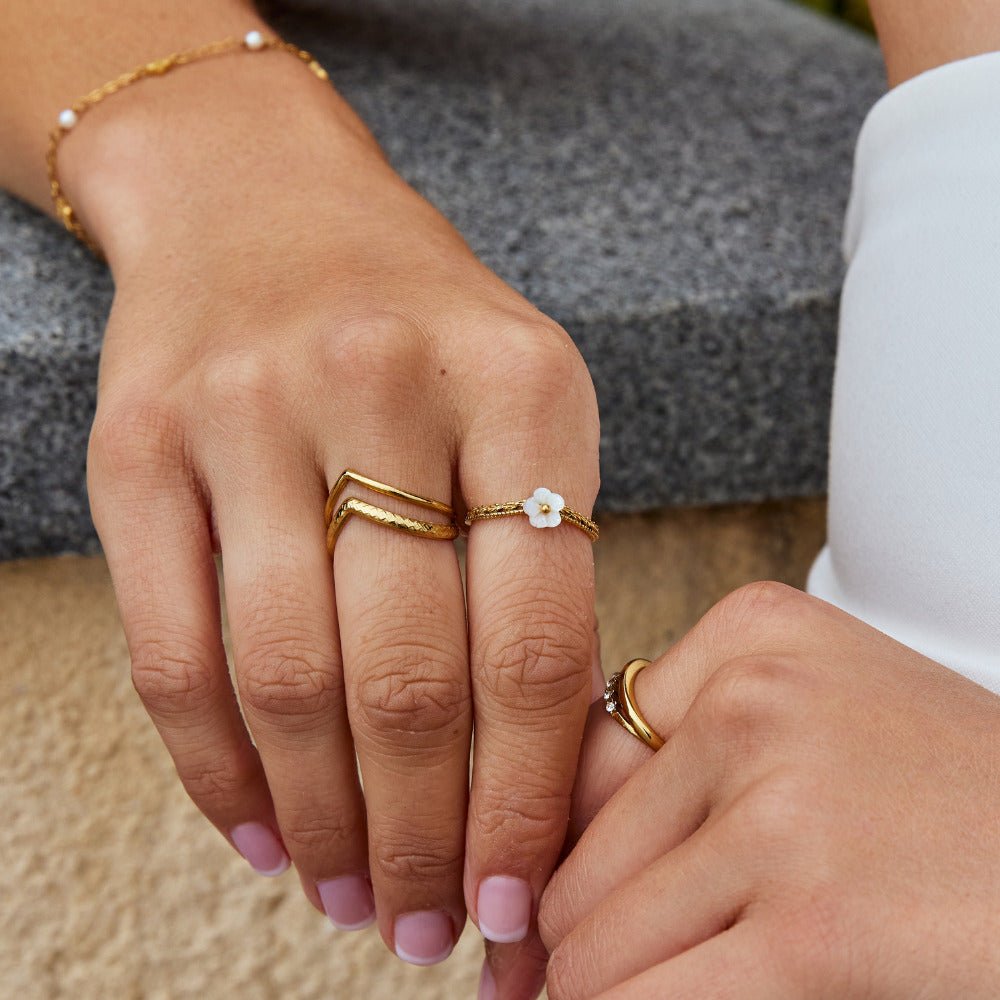 Anillo blanco floral concha