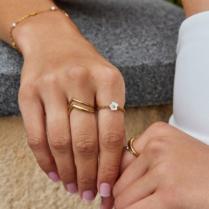 Anillo blanco floral concha