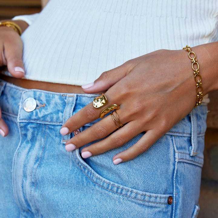 Anillo Yuna geométrico dorado