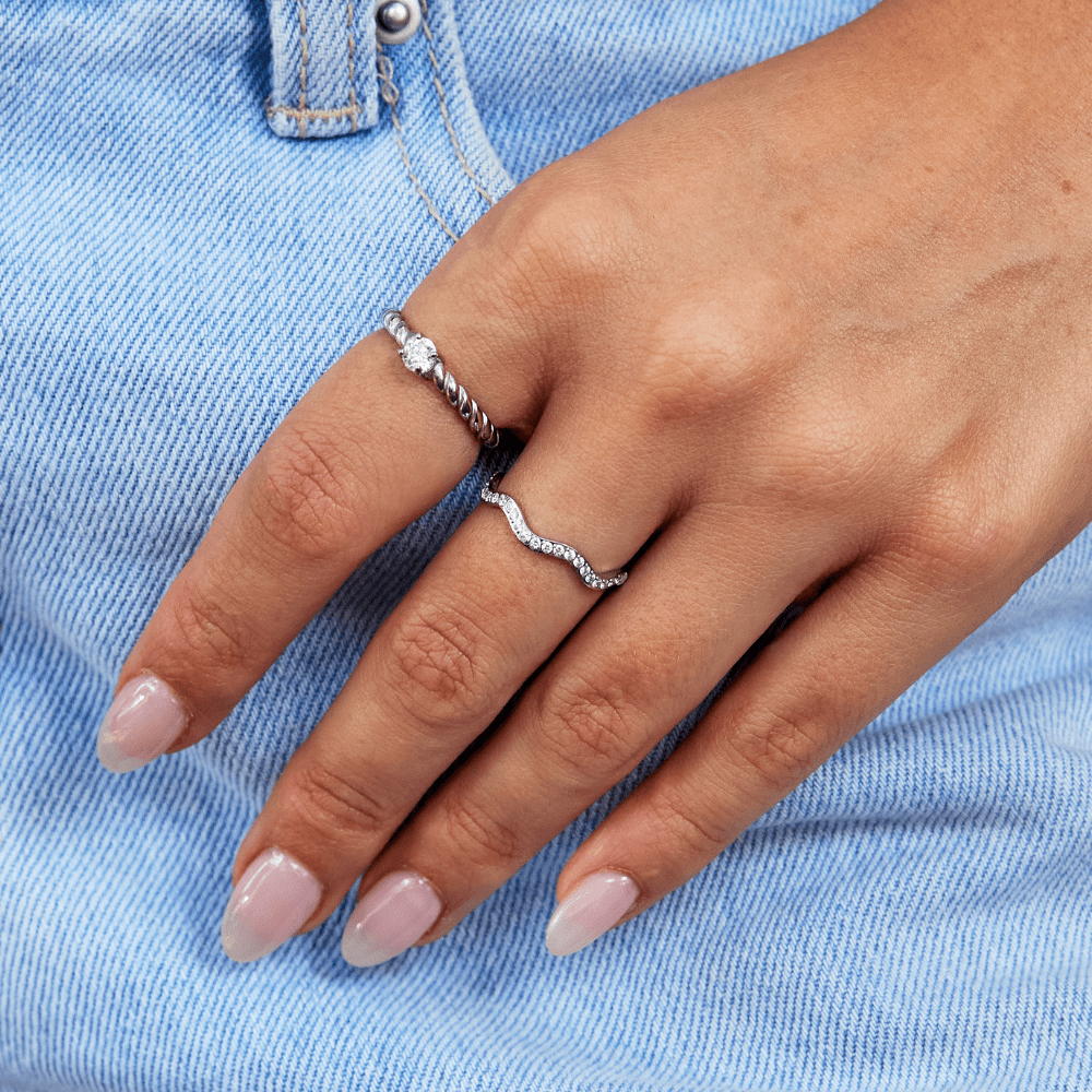 Anillo Zenya cristal y plateado ondulado
