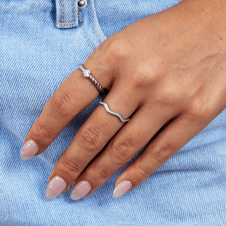 Anillo Zenya cristal y plateado ondulado